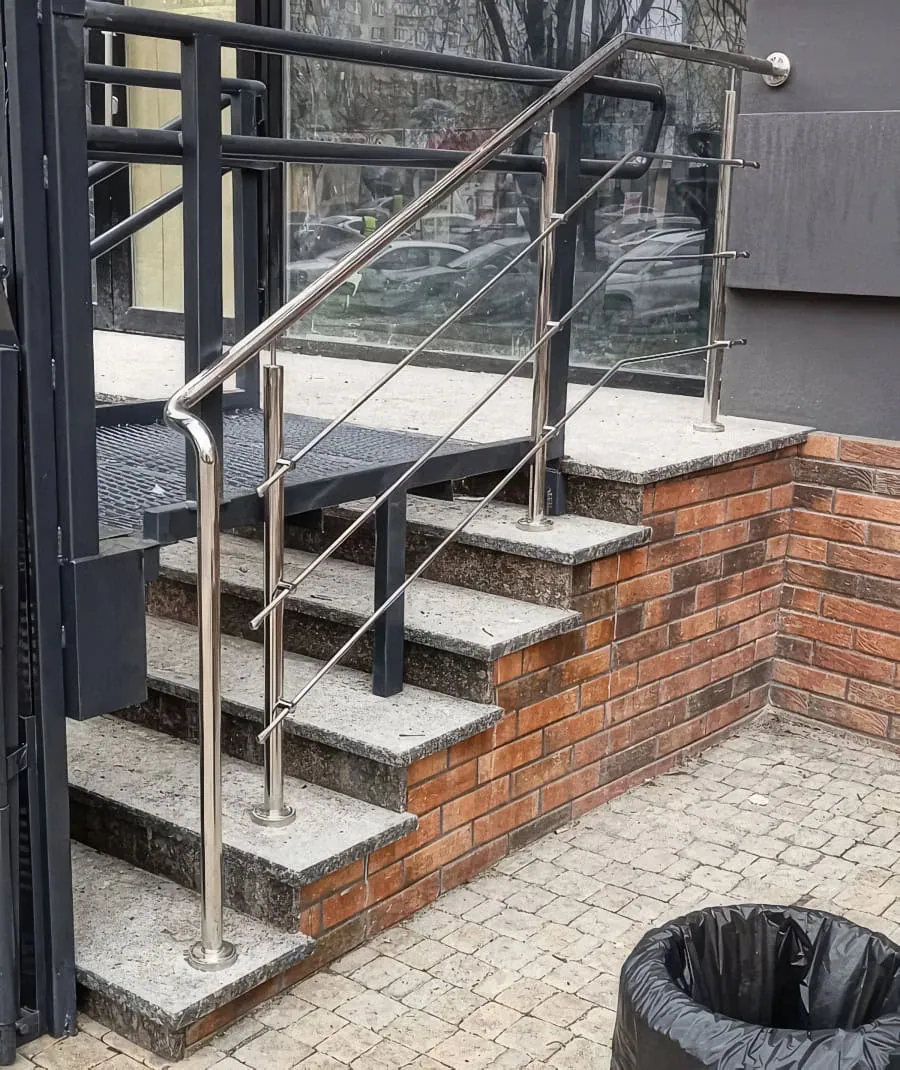 Ограждение из нержавеющей стали с держателем ригеля