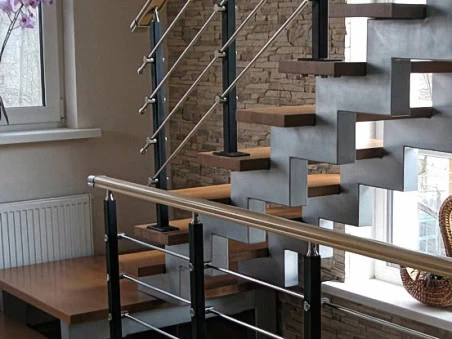 Лестница на металлическом каркасе с деревянными ступенями